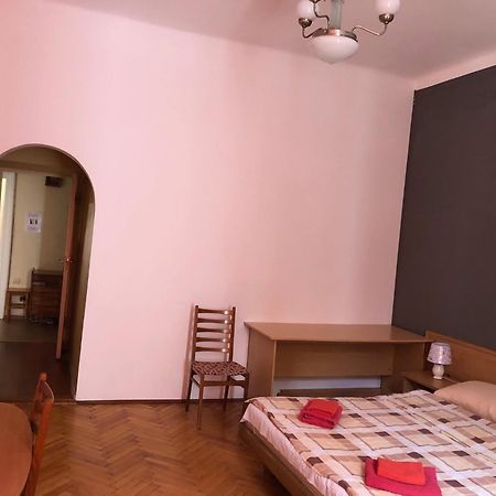 Apartment On Svobody Avenue ลวีฟ ภายนอก รูปภาพ