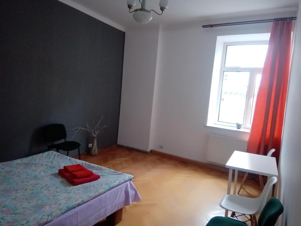 Apartment On Svobody Avenue ลวีฟ ภายนอก รูปภาพ