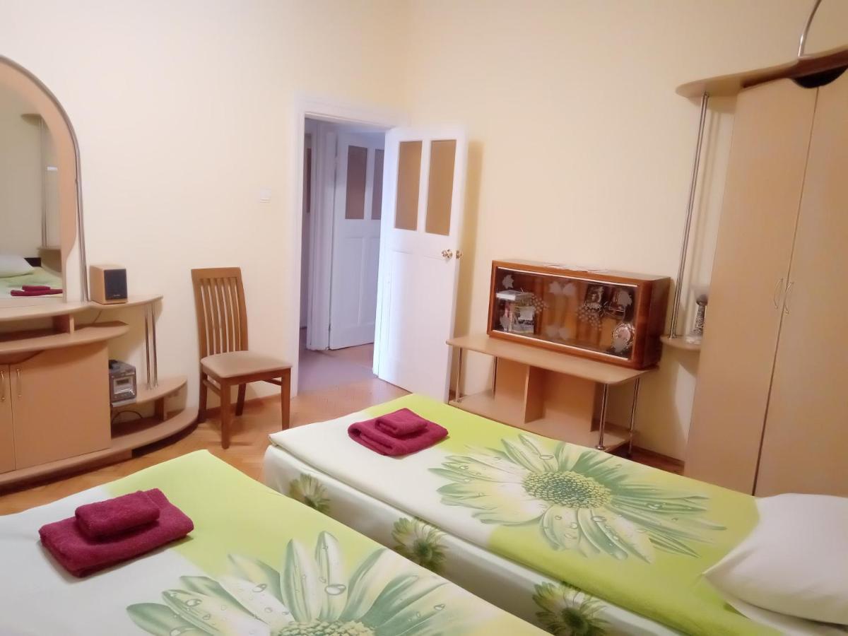 Apartment On Svobody Avenue ลวีฟ ภายนอก รูปภาพ