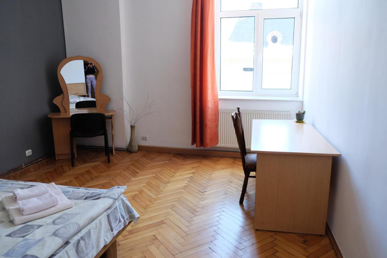 Apartment On Svobody Avenue ลวีฟ ภายนอก รูปภาพ