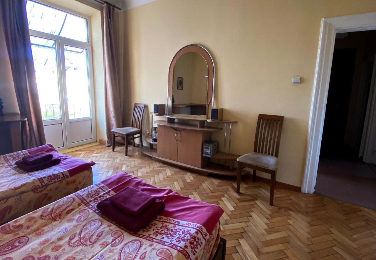 Apartment On Svobody Avenue ลวีฟ ภายนอก รูปภาพ
