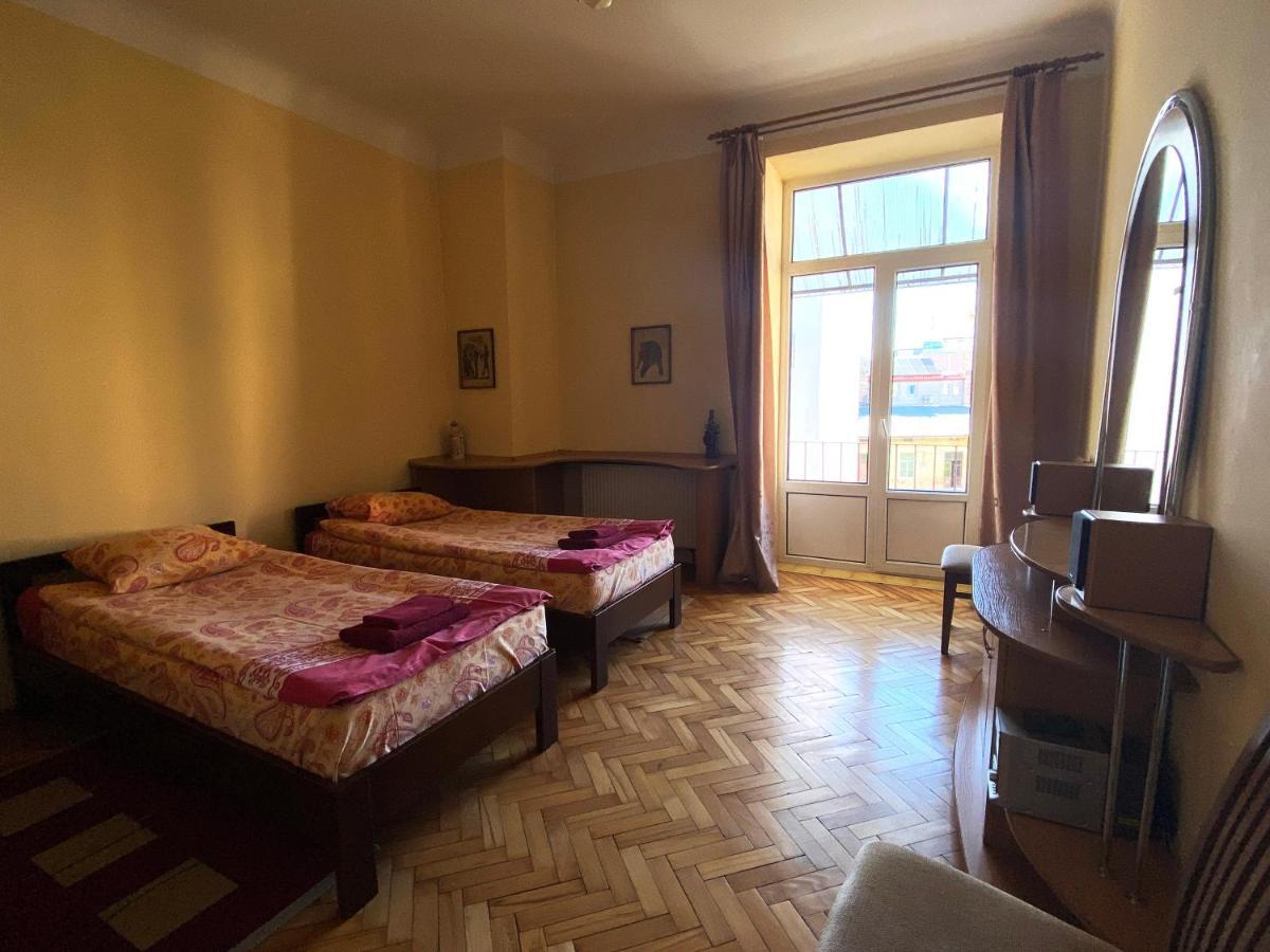 Apartment On Svobody Avenue ลวีฟ ภายนอก รูปภาพ