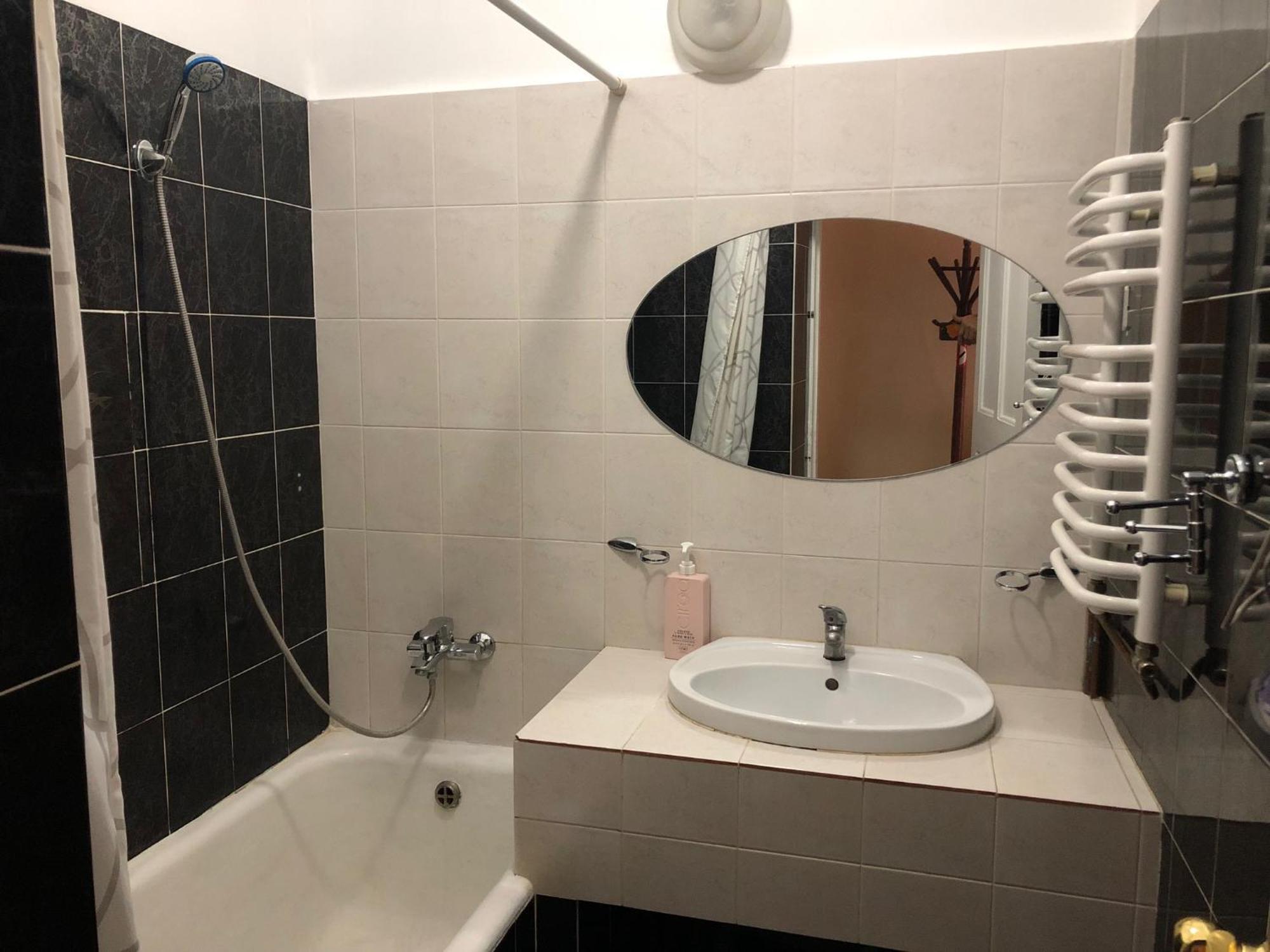 Apartment On Svobody Avenue ลวีฟ ภายนอก รูปภาพ