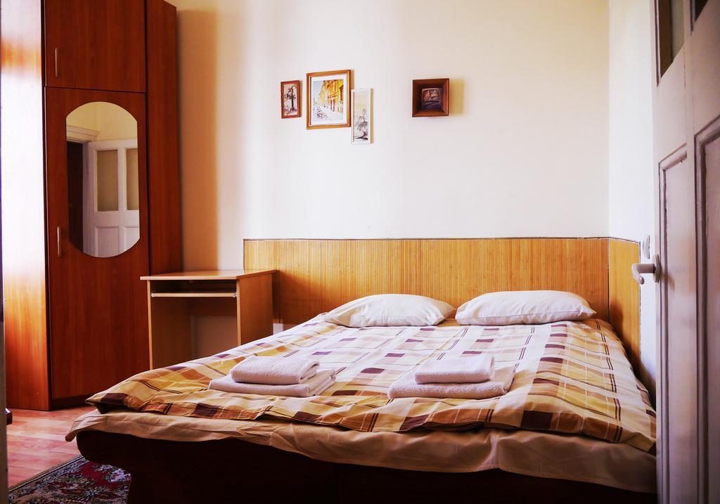 Apartment On Svobody Avenue ลวีฟ ภายนอก รูปภาพ
