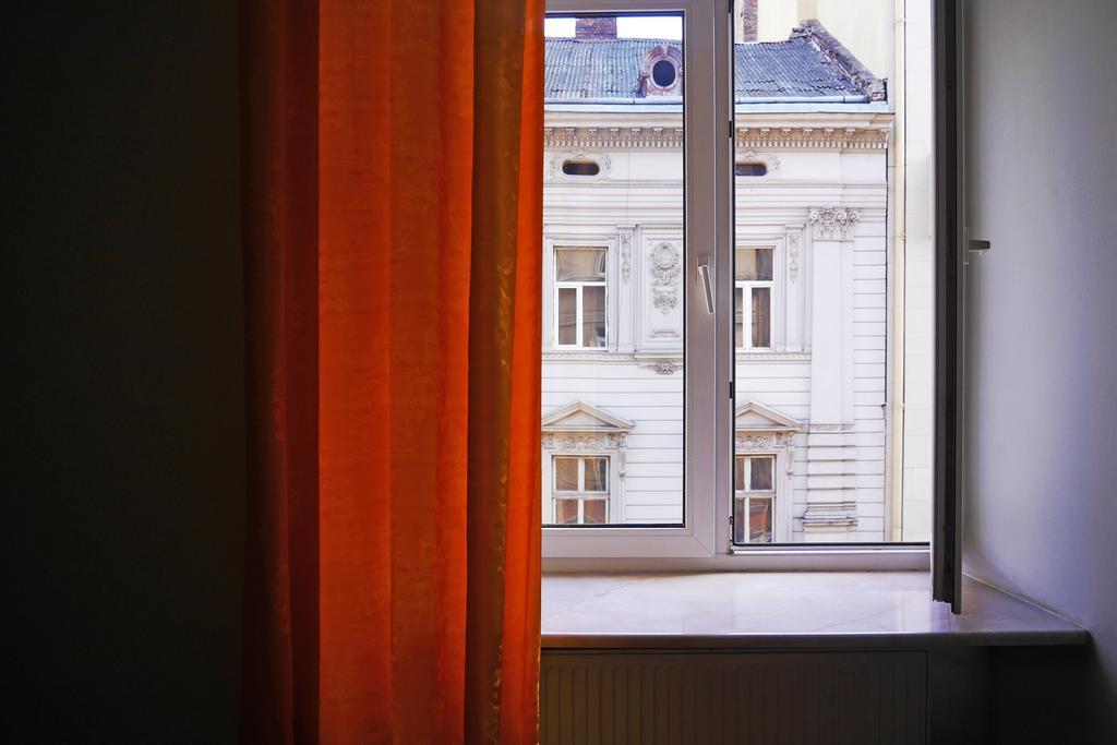Apartment On Svobody Avenue ลวีฟ ภายนอก รูปภาพ