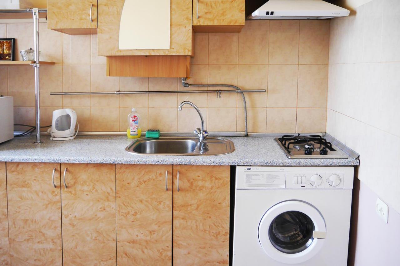 Apartment On Svobody Avenue ลวีฟ ภายนอก รูปภาพ