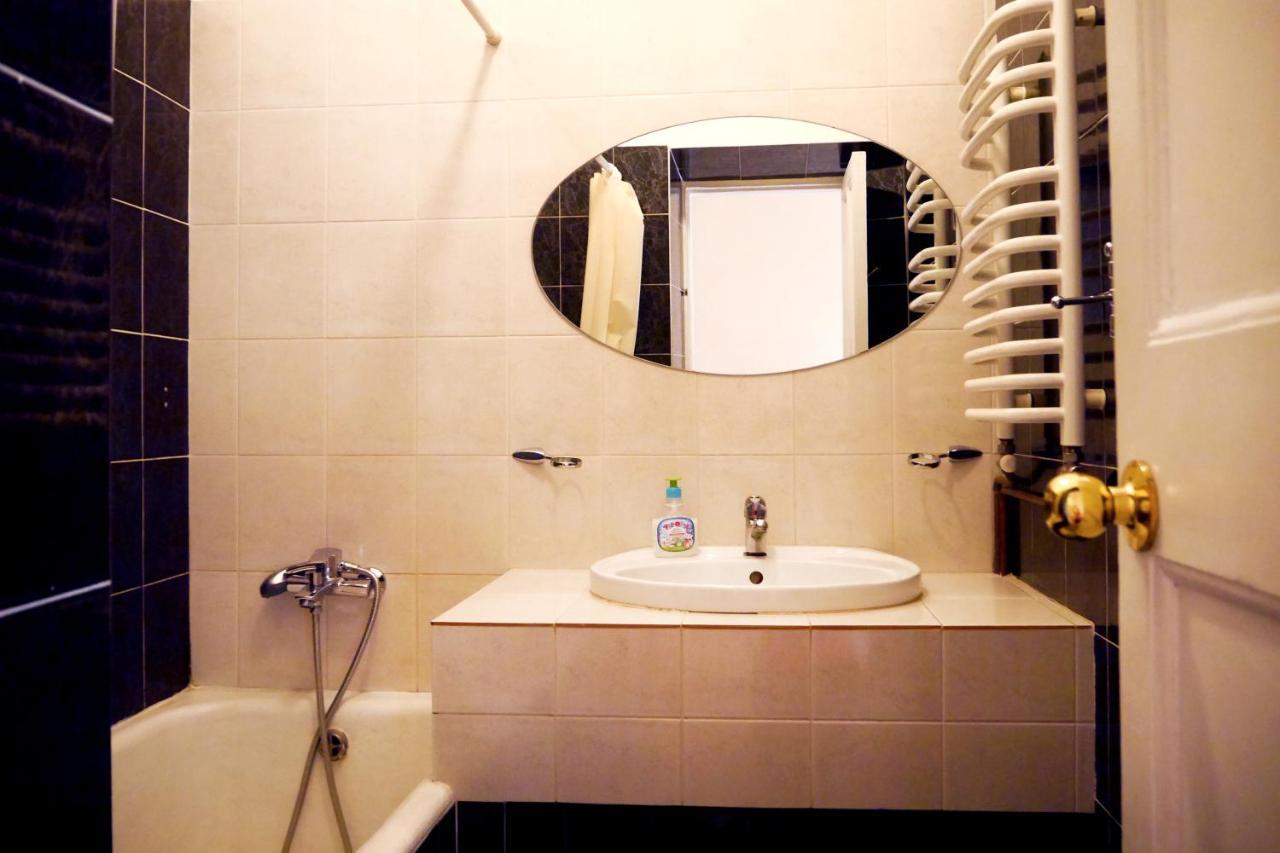 Apartment On Svobody Avenue ลวีฟ ภายนอก รูปภาพ